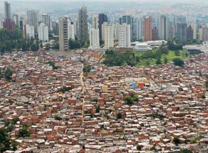 ¿Sustituirá la ciudad de los ciudadanos a la de los arquitectos y las instituciones? Una imagen de la favela Morumbi de São Paulo, con los rascacielos de la ciudad al fondo.