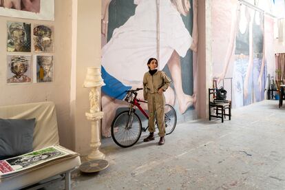 Lina Sanabria, componente del Dúo Amazonas, junto a una bicicleta en la zona de murales del espacio.