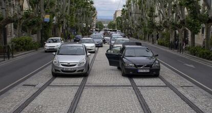 Las vías del tranvía de Jaén utilizadas como aparcamiento para coches.