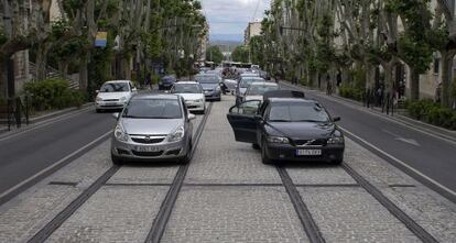 Las v&iacute;as del tranv&iacute;a de Ja&eacute;n utilizadas como aparcamiento para coches.