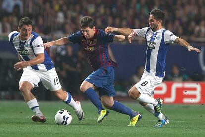 Messi intenta escaparse de los jugadores del Oporto, Joao y Cristian.