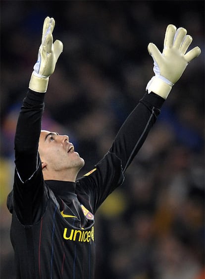 Víctor Valdés celebra el gol de Ibrahimovic al Madrid.