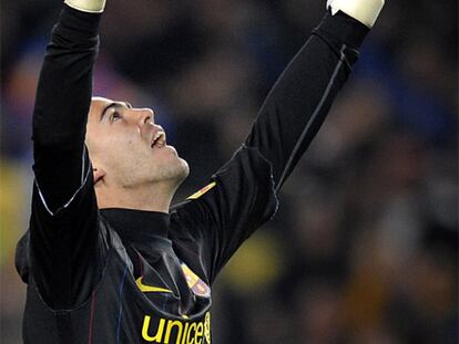 Víctor Valdés celebra el gol de Ibrahimovic al Madrid.