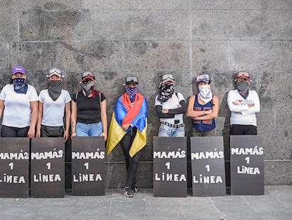 Com lenços e placas, "Mães da primeira linha" se concentram em Bogotá.