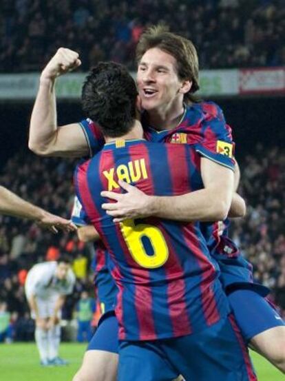 Messi se abraza a Xavi, en una imagen de archivo.