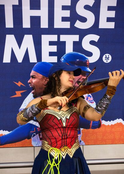 La violinista Heather se viste de Wonder Woman para su jornada de 9 horas en la parada de Hudson Yards, donde recibe a los visitantes del Comic-con con un repertorio 'ad hoc'. En días de eventos de masas dobla su recaudación. 