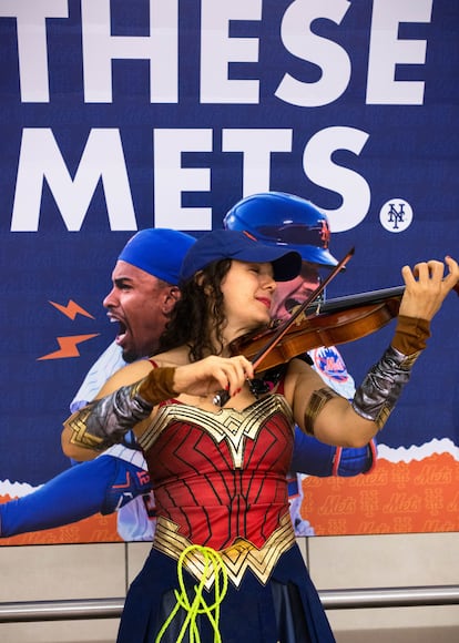 La violinista Heather se viste de Wonder Woman para su jornada de 9 horas en la parada de Hudson Yards, donde recibe a los visitantes del Comic-con con un repertorio 'ad hoc'. En días de eventos de masas dobla su recaudación. 