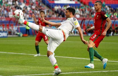 Vela tira un centro en el juego contra Portugal