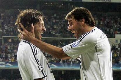 Van Nistelrooy felicita a Raúl tras uno de sus goles.