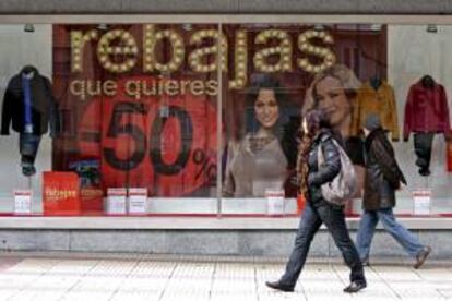 Un escaparate de un centro comercial en el que un cartel informa del inicio de las rebajas de enero. EFE/Archivo