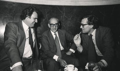 Enrique Múgica, Manuel Gutiérrez Mellado y Luis Solana, toman un café en un descanso del pleno del Congreso de los Diputados, en 1978.
