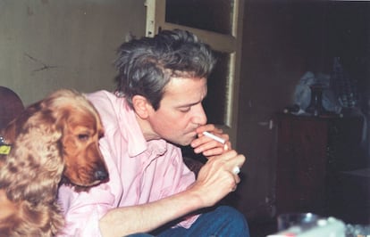 Michi Panero y su perrita Bala, en 1996.