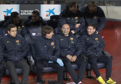 Messi (derecha), en el banquillo, durante el partido.