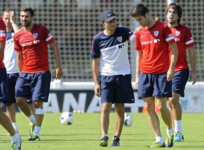 Ernesto Valverde conversa con Susaeta durante un entrenamiento en Lezama.