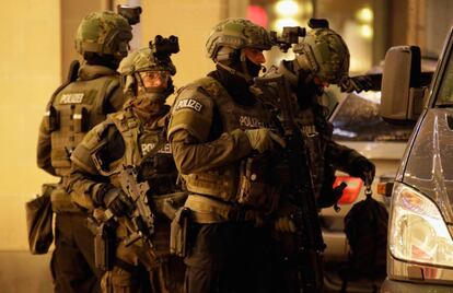 La policía armada custodia la zona peatonal del centro, cerca de la plaza Marienplatz después de un tiroteo en la Munich.