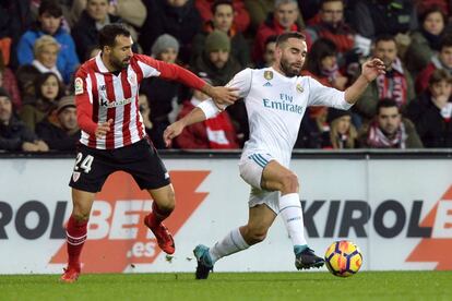 Carvajal ante Balenziaga, en el &uacute;ltimo partido de Liga ante el Athletic en San Mam&eacute;s.