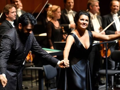 Anna Netrebko y su esposo, Yusif Eyvazov, saludan al término de la función de 