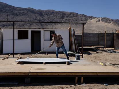 Un trabajador pinta un pánel durante la construcción de una vivienda en Antofagasta (Chile), en abril de 2023.