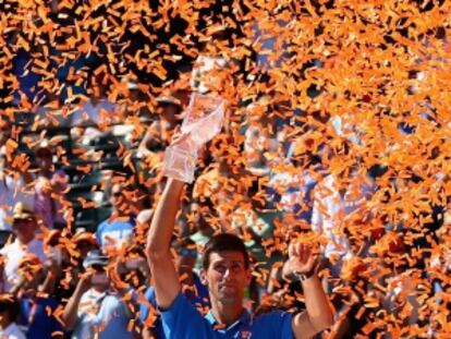 Djokovic posa con el trofeo en la ceremonia final.
