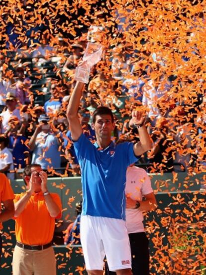 Djokovic posa con el trofeo en la ceremonia final.