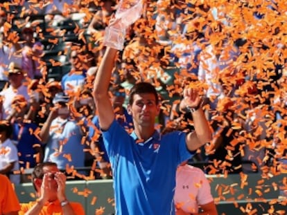 Djokovic posa con el trofeo en la ceremonia final.