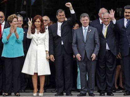 Los expresidentes de Brasil, Argentina y Ecuador junto a los por entonces presidentes de Colombia, Venezuela y Bolivia, reunidos en Quito (Ecuador) en un acto de la Unasur en diciembre de 2014.