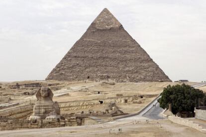 Imagen de la zona de las pirámides de Gizeh, cerca de El Cairo, sin turistas, ayer a mediodía.