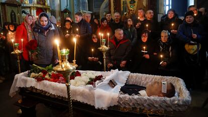 Familiares y amigos de Alexéi Navalni, durante su funeral este viernes en Moscú. 