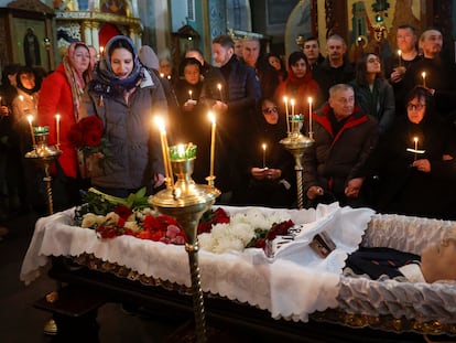 Liudmila Navalnaya, madre del difunto líder de la oposición rusa Alexéi Navalni (con gafas, en el centro de la imagen), asiste al funeral de su hijo este viernes 1 de marzo en la iglesia Utolí Mayá Pechali, de Moscú.