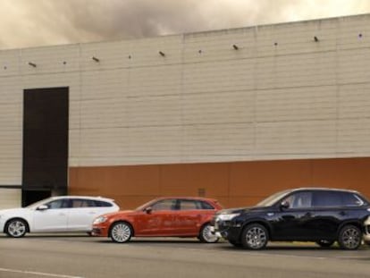 Volvo V60 Plug-in Hybrid (blanco), Audi A3 e-Tron Sportback (rojo), Mitsubishi Outlander PHEV (negro) y Porsche Cayenne S E-Hybrid.