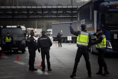 Agentes de la Guardia Civil y Policía Nacional vigilan la frontera de Biriatou entre España y Francia tras el anuncio del Gobierno del cierre de las fronteras terrestres, este martes.