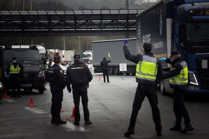 Agentes de la Guardia Civil y Policía Nacional vigilan la frontera de Biriatou entre España y Francia tras el anuncio del Gobierno del cierre de las fronteras terrestres, este martes. 