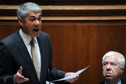 El primer ministro luso, José Sócrates, y su ministro de Finanzas, Fernando Teixeira, en el Parlamento portugués, el pasado 5 de junio.