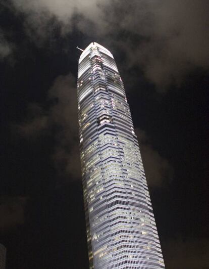 El International Finance Centre es un complejo de rascacielos situado en la costa del Distrito Central en Hong Kong, China. Fue completado en 1998 y abierto en 1999. Tiene una altura de 210 m.