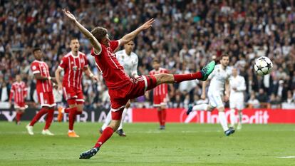 Thomas Mueller intenta llegar a un balón.