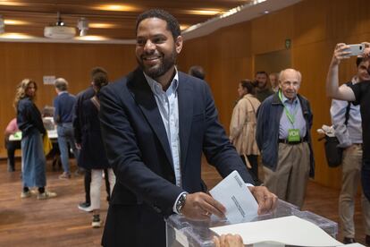 El candidato de Vox a la Generalitat, Ignacio Garriga, ha votado este domingo en el Centro Cívico Villa Florida en Barcelona.
