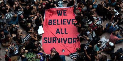 Manifestantes despliegan una pancarta durante las protestas contra Brett Kavanaugh en el edificio del Senado Philip A. Hart.