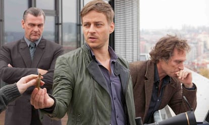 El actor Tom Wlaschiha (en el centro), en una imagen de 'Crossing Lines'.