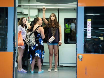 Usuarios de Rodalies en un tren en la estación de Sants, el pasado mes de mayo. 

Foto: Gianluca Battista
