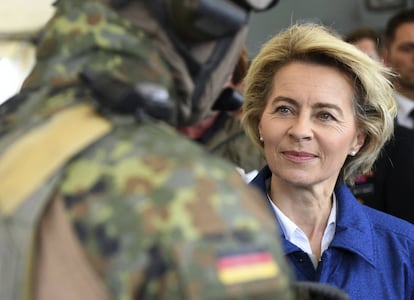 La ministra alemana de Defensa, Ursula von der Leyen, mientras conversa con un soldado de las fuerzas especiales durante su visita a una corbeta de la Armada germana en Kiel (Alemania) en abril de 2017. 