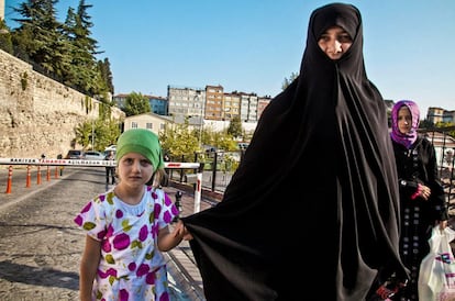 Una mujer y sus dos hijas saliendo de la mezquita Sultán Selim, en el barrio ultraislamista de Çarsamba, en la zona europea de Estambul.