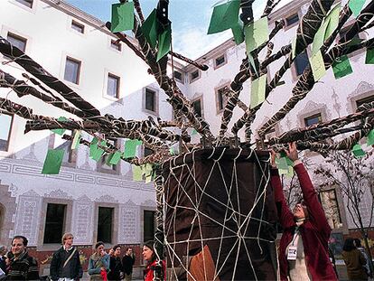 El Árbol de la Vida, en cuyas hojas de papel los visitantes escribieron mensajes de apoyo para las víctimas del <i>tsunami,</i> fue el símbolo de la jornada solidaria.