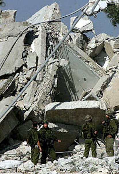 Soldados israelíes, entre las ruinas del cuartel palestino en Hebrón.