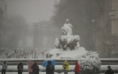 La fuente de Cibeles cubierta de nieve, con la Puerta de Alcalá al fondo, este sábado. 