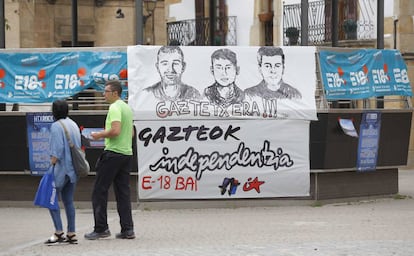 Carteles con los rostros de los tres j&oacute;venes encarcelados por agredir a los guardias civiles en Alsasua.