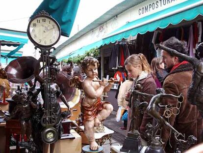 Uno de los puestos de antigüedades de la feria de Bellcaire, en Barcelona, popularmente conocida como el mercado de Els Encants.