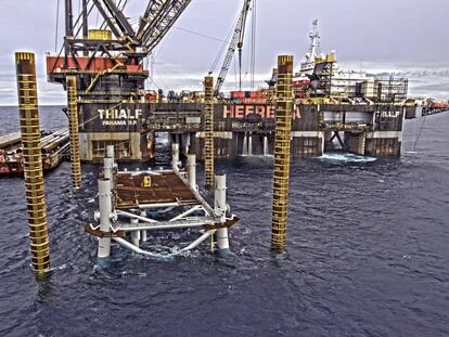 Proceso de construcción de la plataforma del almacén de gas de Castor en 2013 frente a la costa de Castellón. 