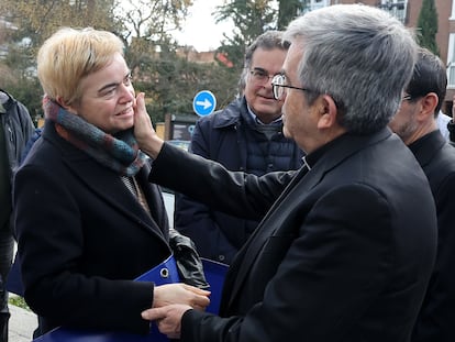 El arzobispo Luis Argüello, tras ser elegido presidente de la Conferencia Episcopal Española, saluda a Paula, víctima de abusos en la Iglesia y vieja conocida.