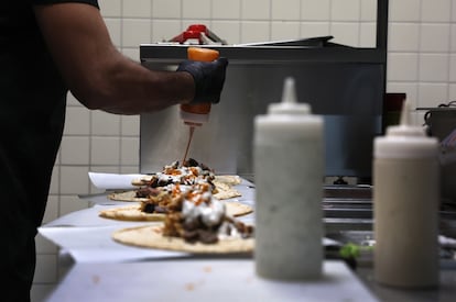 Un trabajador de Jekes termina el relleno en su local de Atocha.