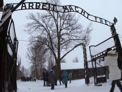 Visitants a l'entrada del museu d'Auschwitz.